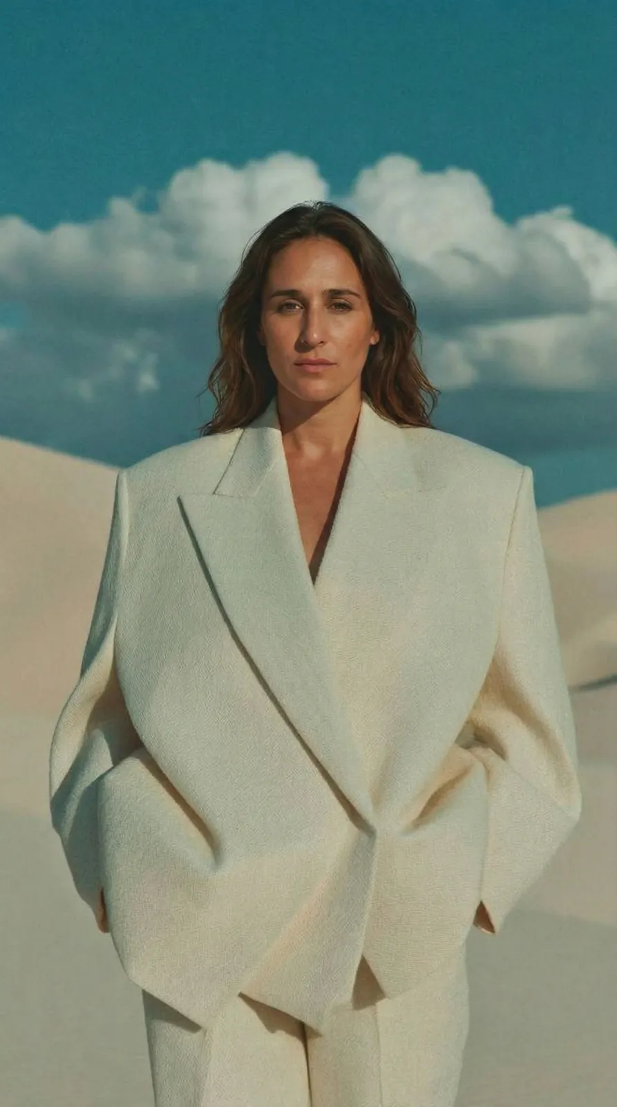 Portrait d'Aurélia Scheck en tailleur blanc